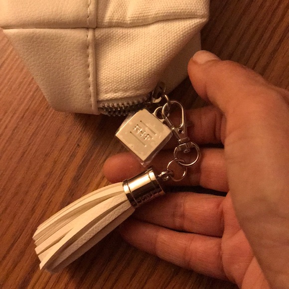 Brand new Rodan + Fields cosmetic pouch - Picture 3 of 4